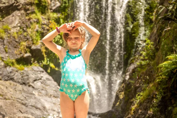 Meisje voor prachtige waterval — Stockfoto