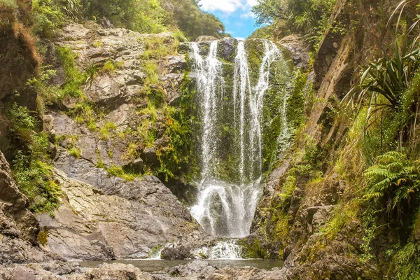 Mooie water vallen in bos — Stockfoto