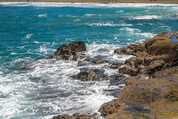 Muriwai beach, przelewanie wody — Zdjęcie stockowe