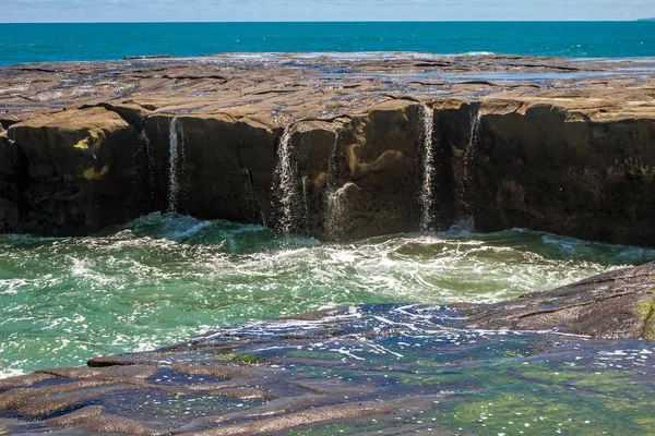 Muriwai beach, stänkande vatten — Stockfoto