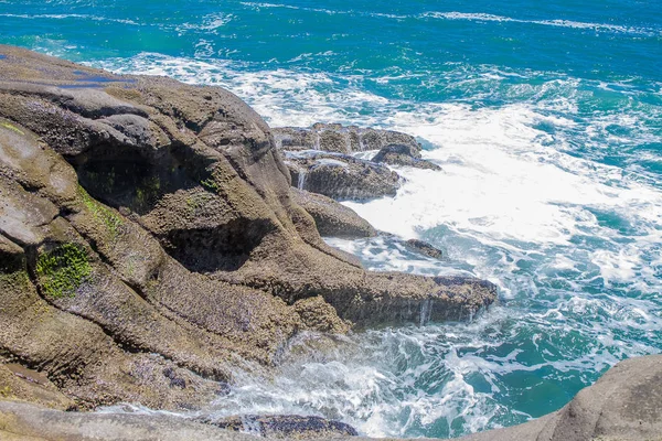 Les vagues se brisent sur une plage pierreuse — Photo