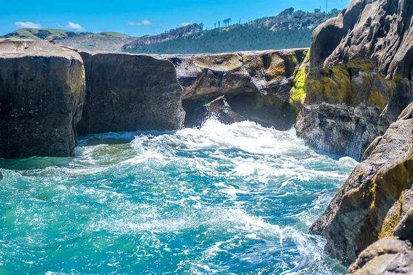 Les vagues se brisent sur une plage pierreuse — Photo