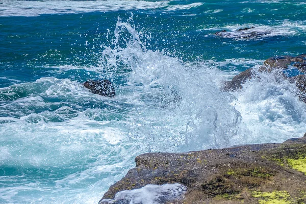 Les vagues se brisent sur une plage pierreuse — Photo