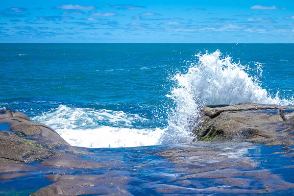 Die Wellen brechen an einem steinigen Strand — Stockfoto