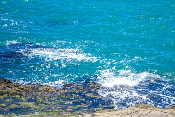 Fale rozbijające się na kamienistej plaży — Zdjęcie stockowe