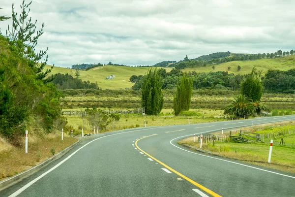 Utsikt over asfaltvei på landsbygda – stockfoto
