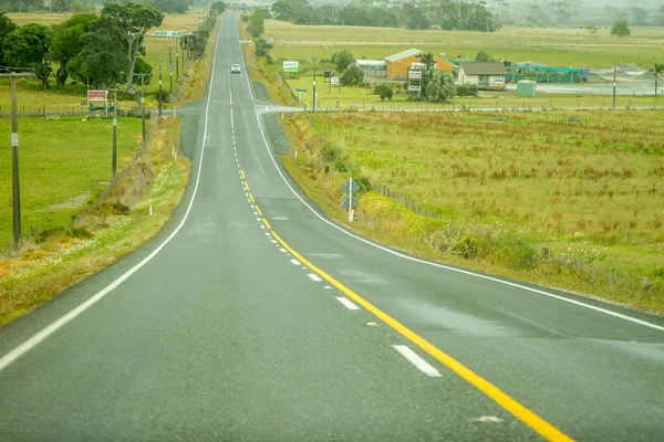 Kırsal kesimde asfalt yol görünümünü — Stok fotoğraf