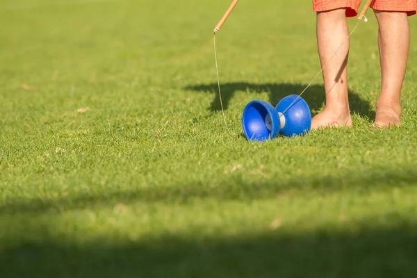 Mladý chlapec hraje s diabolo — Stock fotografie