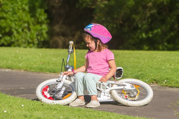 Outdoor portrait of young happy child girl — Stock Photo, Image