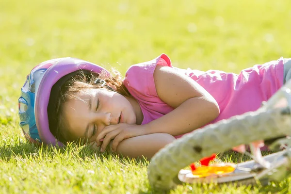 Meisje van de jonge Kaukasische kind slapen — Stockfoto