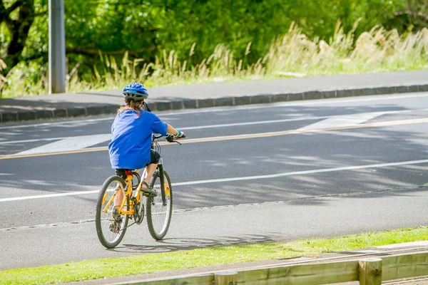 Menino andando de bicicleta no parque natural — Fotografia de Stock