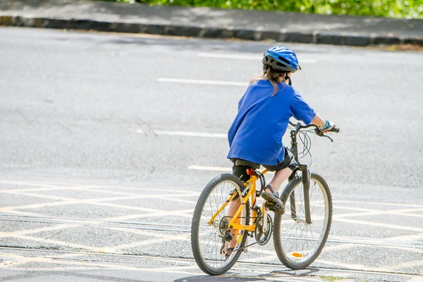 Menino andando de bicicleta no parque natural — Fotografia de Stock