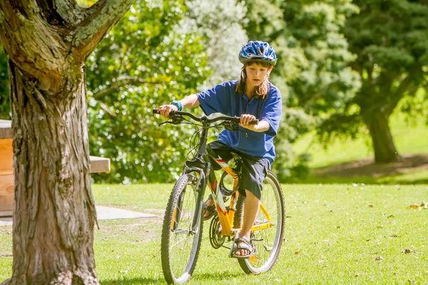 Menino andando de bicicleta no parque natural — Fotografia de Stock