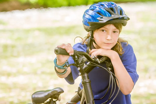 Garçon en vélo sur le parc naturel — Photo