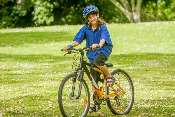 Jongen die een fiets op natuurpark — Stockfoto