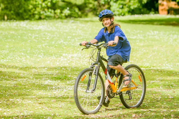 Pojke som rider en cykel på naturpark — Stockfoto