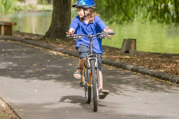 Menino andando de bicicleta no parque natural — Fotografia de Stock