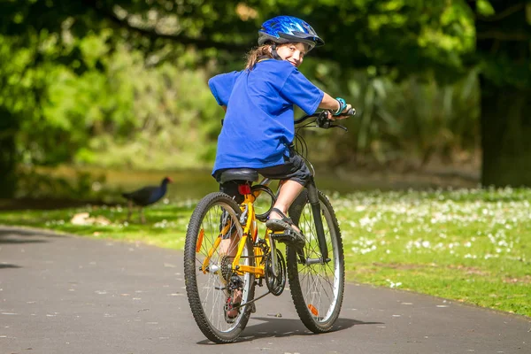 Menino andando de bicicleta no parque natural — Fotografia de Stock