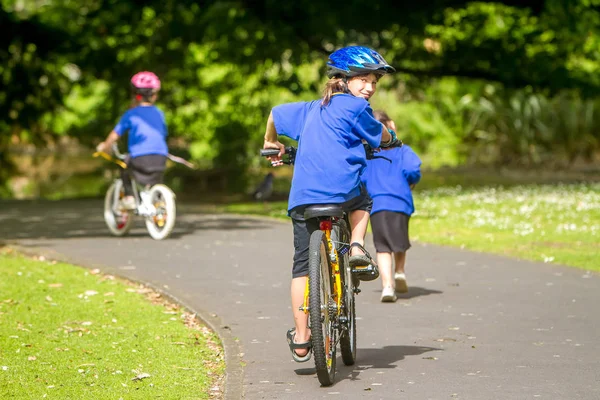 Preteen menino andar de bicicleta no parque — Fotografia de Stock