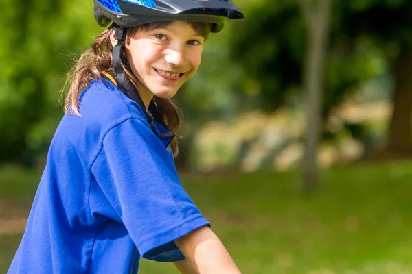 Çocuk doğal parkın bir bisiklet sürme — Stok fotoğraf