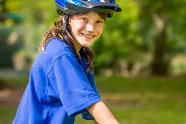 Мальчик на велосипеде по природному парку — стоковое фото