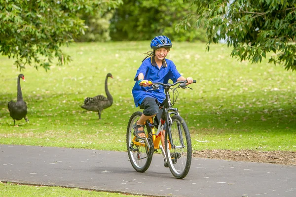 Menino andando de bicicleta no parque natural — Fotografia de Stock