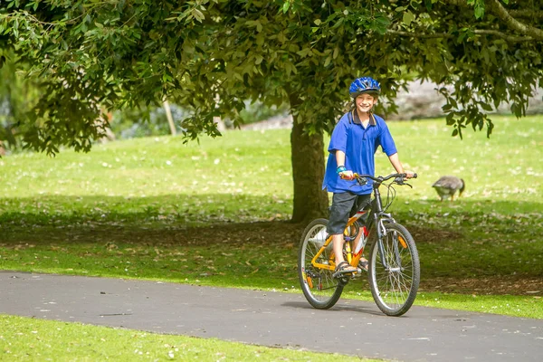 Çocuk doğal parkın bir bisiklet sürme