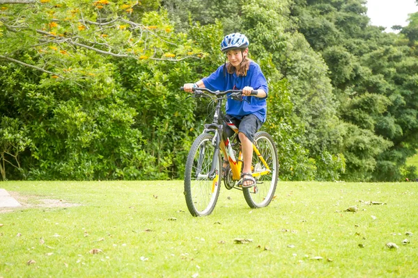 在自然公园骑自行车的男孩 — 图库照片