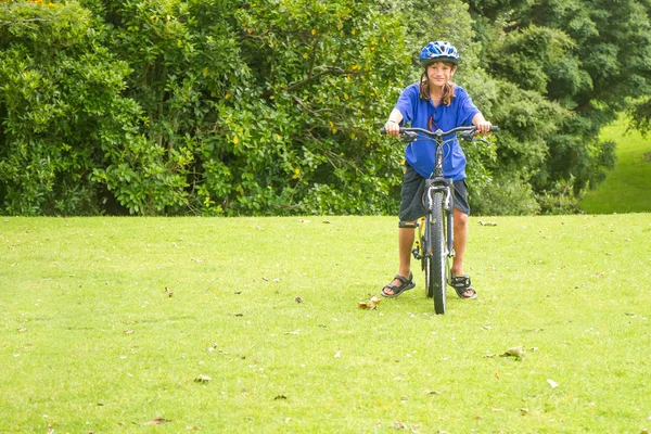 Jongen die een fiets op natuurpark — Stockfoto