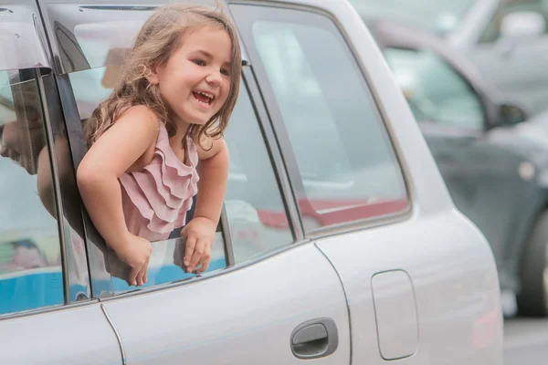 幸せな子供の屋外のポートレート — ストック写真