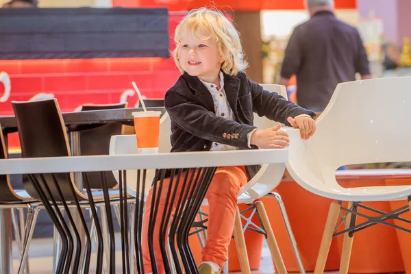 Niño en la cafetería — Foto de Stock