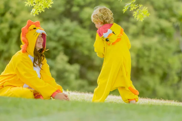 Mutter und Kind spielen im Freien — Stockfoto