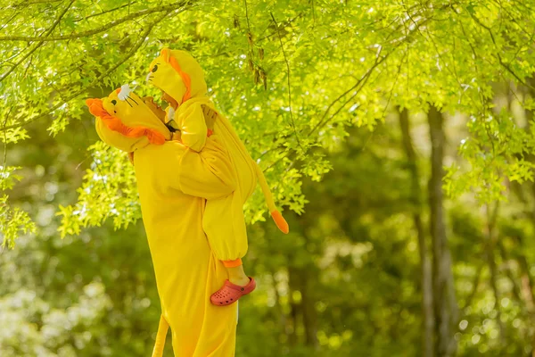 Moeder en kind spelen buiten — Stockfoto