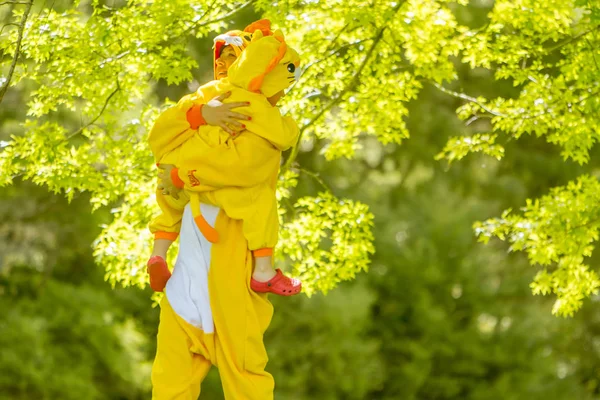 Mutter und Kind spielen im Freien — Stockfoto