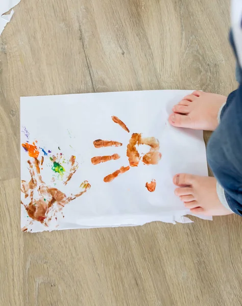 Kind permanent op papier met kleur handafdrukken — Stockfoto
