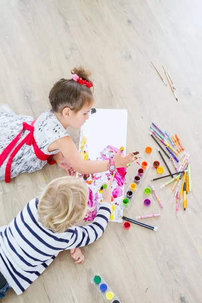 Niños en edad preescolar dibujo — Foto de Stock