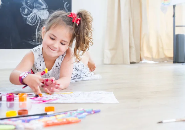 Söt liten förskolebarn barn rita — Stockfoto