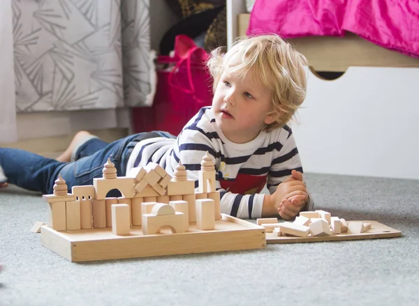 Child playing with wooden blocks — Stock Photo, Image