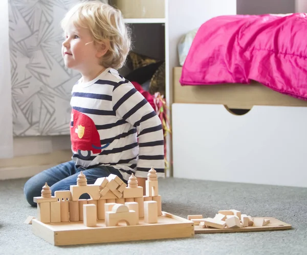 Bambino che gioca con blocchi di legno — Foto Stock