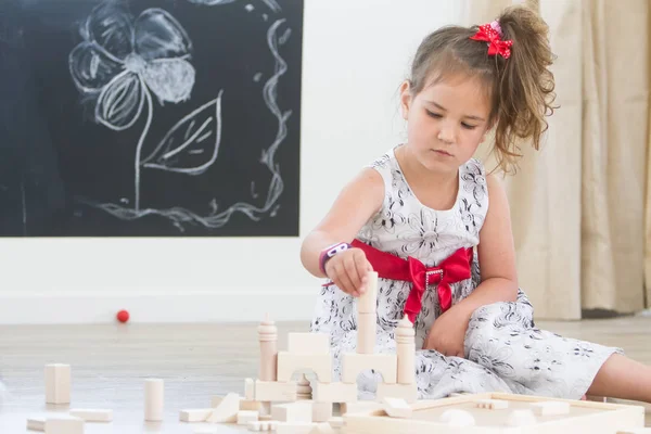 Kind spelen met houten blokken — Stockfoto