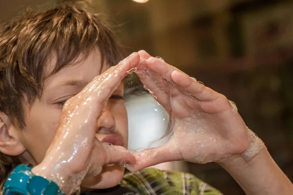 Criança feliz brincando com bolhas de sabão — Fotografia de Stock