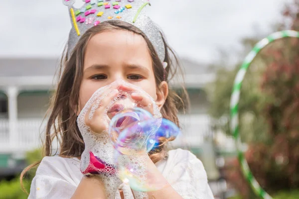 Glada barn som leker med såpbubblor — Stockfoto