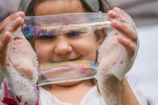 Bambino felice che gioca con bolle di sapone — Foto Stock