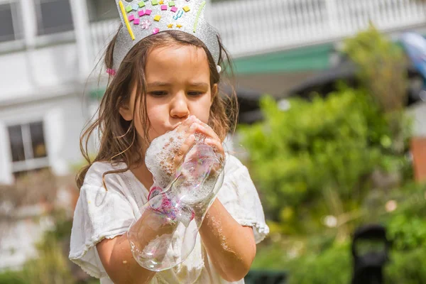Niño feliz jugando con burbujas de jabón — Foto de Stock