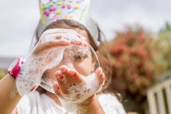 Glückliches Kind, das mit Seifenblasen spielt — Stockfoto