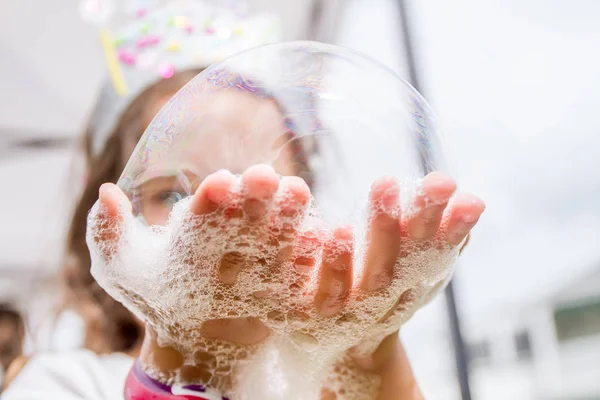Criança feliz brincando com bolhas de sabão — Fotografia de Stock