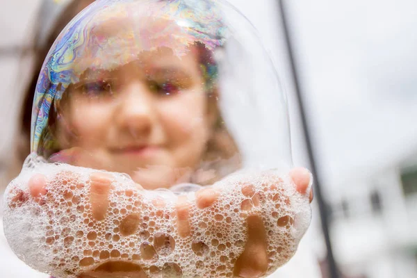 Glückliches Kind, das mit Seifenblasen spielt — Stockfoto