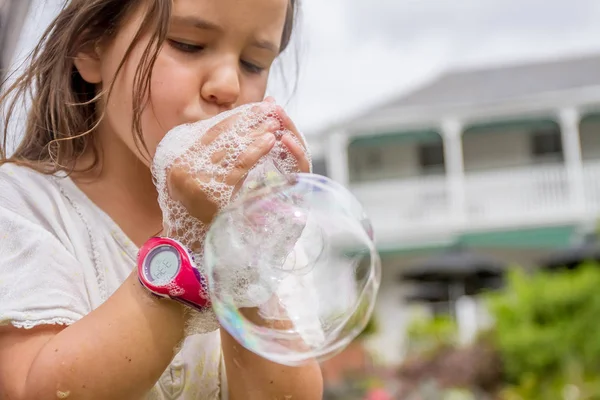 Gelukkig kind spelen met zeepbellen — Stockfoto