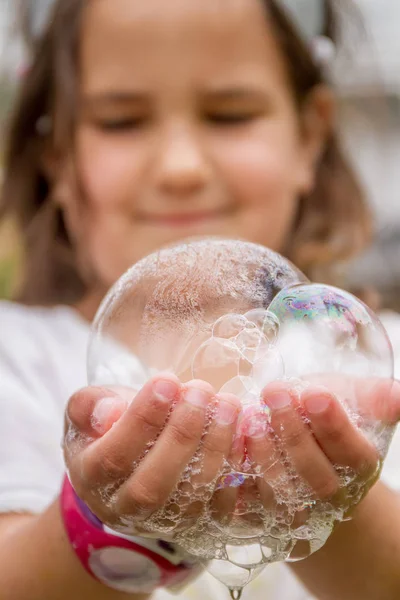 Niño feliz jugando con burbujas de jabón — Foto de Stock