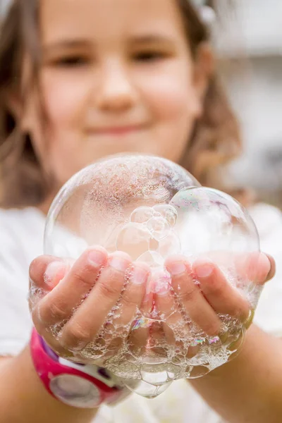 Niño feliz jugando con burbujas de jabón — Foto de Stock